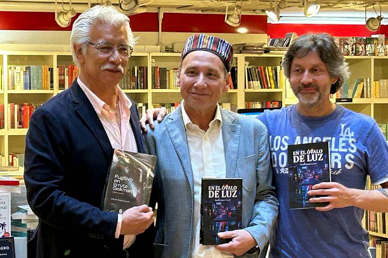Claudio Suárez Cruzat presenta su libro “En el óvalo de luz” 