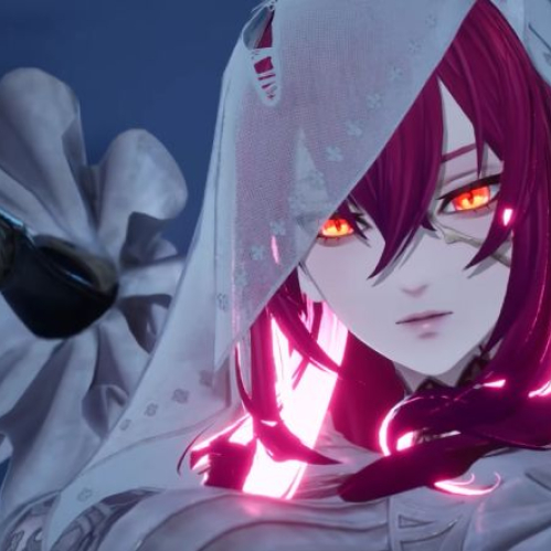 Primer plano del personaje Liv Voda en CODE VEIN II, luciendo un velo blanco, cabello rojo brillante, ojos dorados luminosos y sosteniendo una espada en pose de combate.