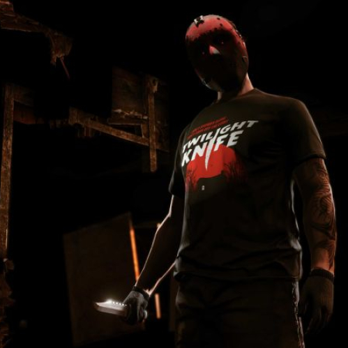 Un personaje de GTA Online posa en un entorno oscuro y tenebroso vistiendo una máscara de hockey roja con orificios estilo Slashing y una camiseta negra con la inscripción "TWILIGHT KNIFE" sobre una ilustración de un asesino de película de terror. En su mano derecha sostiene un cuchillo con la hoja brillante.   