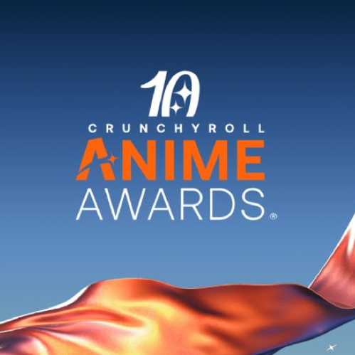 Gráfico promocional con el logotipo de los Crunchyroll Anime Awards en su décimo aniversario, sobre un fondo azul profundo con elementos naranjas metálicos.