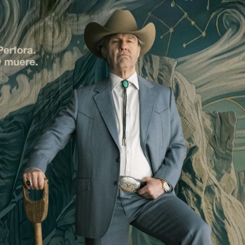 Póster oficial de la película "DIGGER". En la parte central aparece Tom Cruise vistiendo un traje gris de corte vaquero, sombrero de ala ancha, corbata de bolo y hebilla de cinturón vistosa. Mantiene la mano derecha sobre el mango de una pala apoyada en el suelo y una bota sobre un globo terráqueo colocado en una mesa. Al fondo se observa un mural con grabados de olas y cielo tempestuoso. En la parte superior e inferior destacan el nombre del actor, el título en letras amarillas y los créditos del director Alejandro G. Iñárritu.