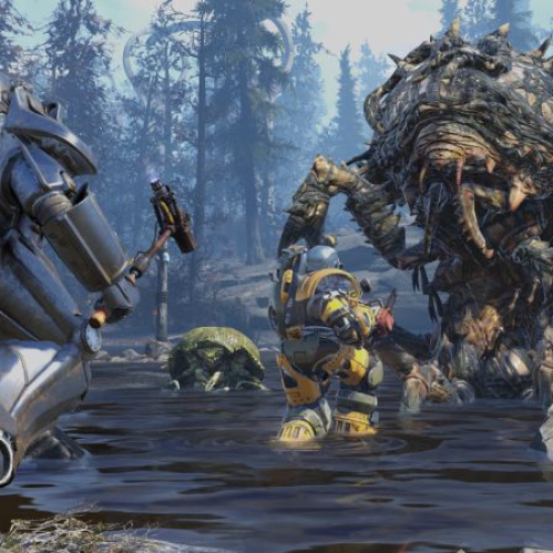 Captura de pantalla del videojuego Fallout 76 donde se aprecia a dos personajes equipados con servoarmaduras metálicas de alta tecnología en un cuerpo de agua pantanoso. El personaje en primer plano a la izquierda sostiene un mazo de guerra, mientras que el segundo al centro viste una servoarmadura con detalles amarillos y un arma de fuego. Ambos se enfrentan a una criatura mutante gigante con caparazón espinoso, colmillos expuestos y múltiples extremidades que emerge del agua en un entorno boscoso y neblinoso.