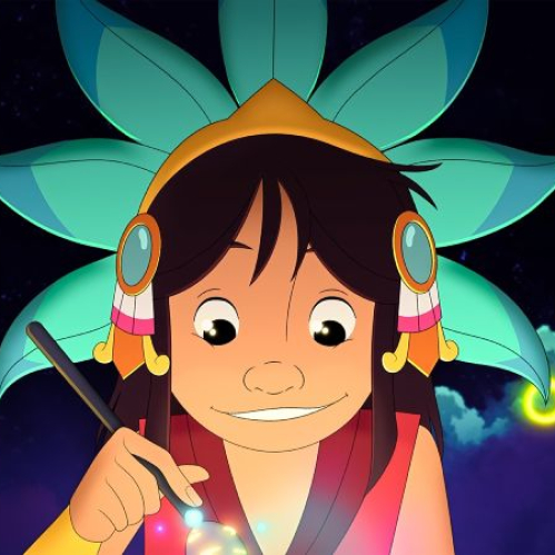 Fotograma de la película animada en 2D "Mi Amigo el Sol". En primer plano aparece una niña de rasgos mestizos y expresión sonriente sosteniendo un pincel con destellos luminosos. Lleva puesto un tocado de plumas en color turquesa e indumentaria roja con acentos amarillos. De fondo se observa un cielo nocturno estrellado con destellos dorados y tonos púrpura.
