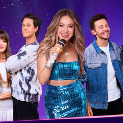 Fotografía promocional con cinco integrantes del elenco posando frente a un fondo púrpura con luces dispersas.