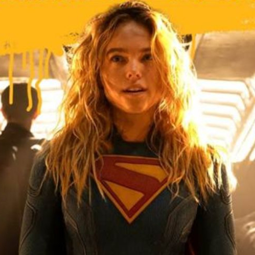 Arte promocional con la figura de una superheroína en un entorno futurista, acompañado de elementos gráficos que anuncian su participación en Funciones Relajadas.