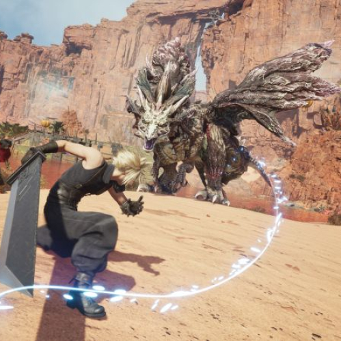 Captura de pantalla de gameplay de "FINAL FANTASY VII REVELATION" donde Cloud Strife blande la Buster Sword frente a un gigantesco dragón en un cañón desértico, acompañado por Vincent Valentine y Cid Highwind.