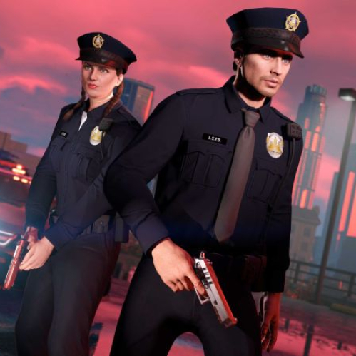 Dos oficiales de policía posan frente a una patrulla con luces encendidas en una ciudad al atardecer, con un estilo visual inspirado en el universo de GTA.
