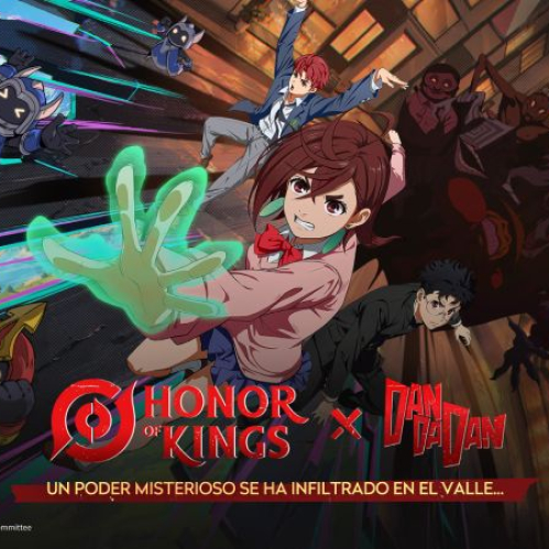 Arte promocional oficial del crossover entre Honor of Kings y el anime DAN DA DAN. En el centro destaca Momo con su uniforme escolar y la mano extendida emitiendo un aura verde de poder espiritual. A su lado se observan Okarun con lentes y Jiji saltando. La escena combina el mapa de fantasía de Honor of Kings a la izquierda y una calle de ciudad japonesa habitada por criaturas y fantasmas del anime a la derecha. En la parte inferior destaca el logotipo Honor of Kings x DAN DA DAN y la frase Un poder misterioso se ha infiltrado en el Valle.