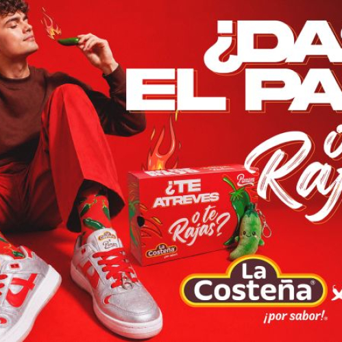 Promocional publicitario de la colaboración donde un joven sentado sostiene una lata de chiles jalapeños enfrente de una caja de calzado roja. El modelo porta los tenis de acabado plateado con detalles rojos, acompañados de calcetines con estampados de chiles y el logotipo de ambas marcas al lado de la frase ¿Te atreves o te rajas?.