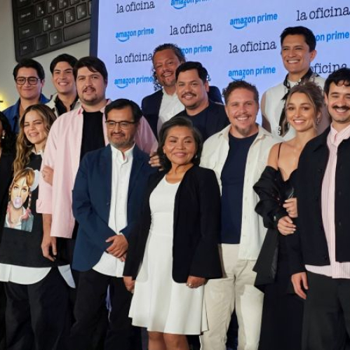 Elenco y equipo creativo posando frente a un fondo con la marca Prime Video y el título La Oficina durante una conferencia de prensa.