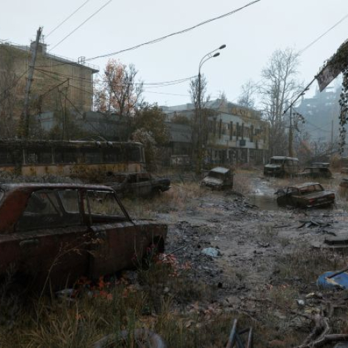 Captura de pantalla en alta resolución de "METRO 2039" que muestra una calle desolada y fangosa en un Moscú postapocalíptico con autos oxidados, vegetación invadiendo el entorno, un autobús abandonado y un edificio postal en ruinas bajo un cielo gris.