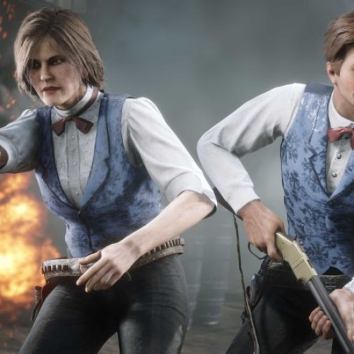 Personajes femenino y masculino de Red Dead Online en una escena de acción con explosiones de fondo, portando armas y vistiendo el atuendo de la comunidad compuesto por chaleco azul opulento y camisas claras.