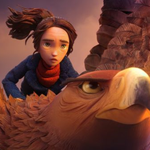Fotograma en animación stop-motion de la película "Wildwood: El bosque salvaje". En primer plano aparece una joven de cabello castaño amarrado en coleta, vistiendo abrigo azul y bufanda roja, montada sobre el lomo de un ave rapaz gigante con plumas en tonos marrón y dorado. Al fondo se observa un cielo al atardecer en tonos cálidos.
