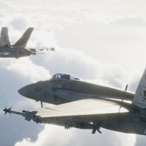 Formación de aeronaves militares volando sobre un mar de nubes iluminado por la luz del sol.