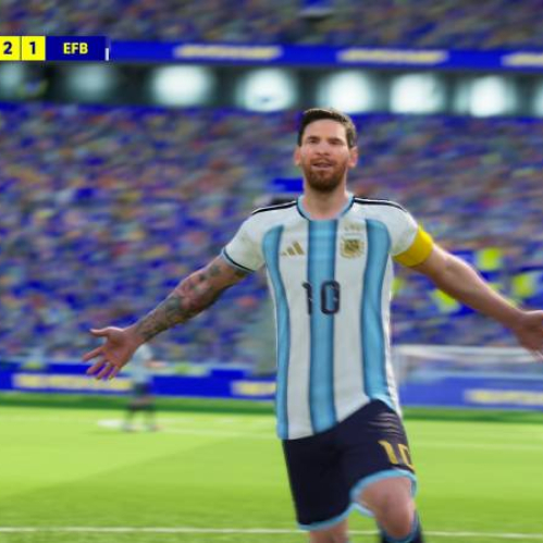 Captura de Lionel Messi de Argentina celebrando en la cancha, con el público de fondo y un marcador que muestra ventaja en el partido.