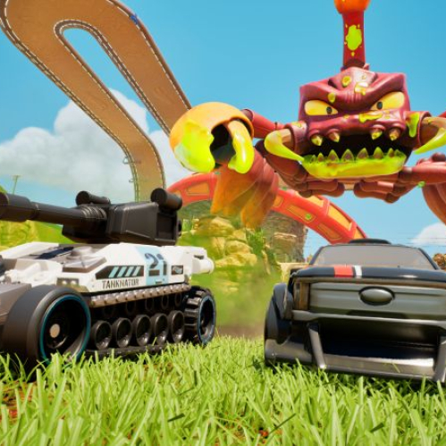 Captura de pantalla de HOT WHEELS Infinite Rush en una pista sobre césped. A la izquierda aparece un vehículo tipo tanque blanco de carreras etiquetado como TANKNATOR con el número 21. A la derecha se observa un auto deportivo negro compitiendo a la par. En el fondo destaca una enorme criatura con forma de escorpión/alacrán gigante de color rojo y amarillo sosteniendo la icónica pista naranja de Hot Wheels.