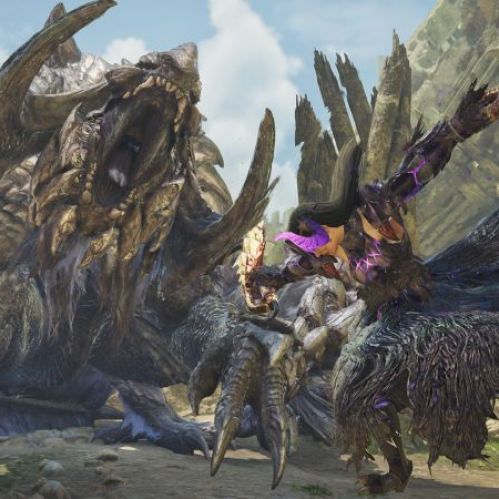 Captura de pantalla de acción de Monster Hunter Wilds. En la izquierda se encuentra Arkveld, una colosal criatura monstruosa con escamas rocosas y cuernos pronunciados rugiendo con la fauce abierta. A la derecha, un cazador vistiendo una armadura oscura de plumas con detalles morados brillantes sostiene un par de espadas dobles en postura de ataque en un escenario rocoso al aire libre.