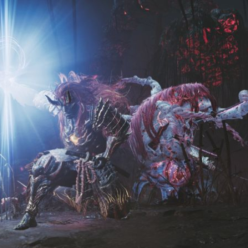 Captura de pantalla de Onimusha: Way of the Sword mostrando a Miyamoto Musashi con armadura y cuernos en una pose de combate mientras despliega un resplandor de energía azul frente a un enemigo demoníaco.
