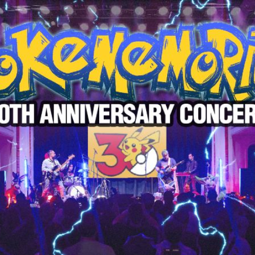 Miniatura promocional del concierto POKÉMEMORIES de la banda Pokérus Project. Al centro se muestra una fotografía del concierto en vivo con los integrantes tocando bajo luces violetas y una pantalla con la silueta de Pikachu y el número 30. En la parte superior destaca el logotipo estilizado "Pokememories" en letras amarillas con borde azul y el subtítulo "30TH ANNIVERSARY CONCERT" sobre un fondo con efectos de rayos eléctricos azules.