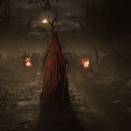 Figura encapuchada con capa roja avanza por un sendero oscuro rodeado de niebla, con antorchas encendidas y siluetas humanas al fondo.