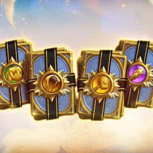 Ilustración con paquetes de cartas temáticos de “Hearthstone”, acompañados de elementos visuales relacionados con clases y personajes del juego.