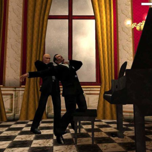 Dos figuras en traje negro interactúan en una habitación elegante con piso ajedrezado y cortinas doradas.