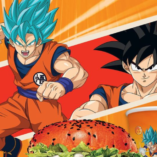 Cartel publicitario oficial de la colaboración entre Burger King y Dragon Ball Super. En la parte superior destacan las ilustraciones de Goku en su forma base y en transformación Super Saiyan God Super Saiyan sobre un fondo naranja y rojo. En el centro aparece la hamburguesa Super Saiyan Whopper acompañada de papas a la francesa, bocadillos de queso Cheesy Dragon Balls, un postre Dragon Ball Sundae y un vaso temático con el logotipo de la franquicia.