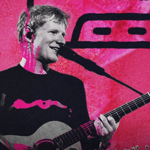 Ilustración y fotografía estilizada de Ed Sheeran sonriendo mientras toca una guitarra acústica frente a un micrófono, con tonos de contraste en rosa y negro.