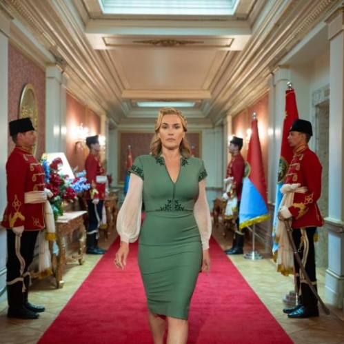 Kate Winslet caminando por la alfombra roja con un vestido verde en su papel de Canciller Elena Vernham en El Régimen