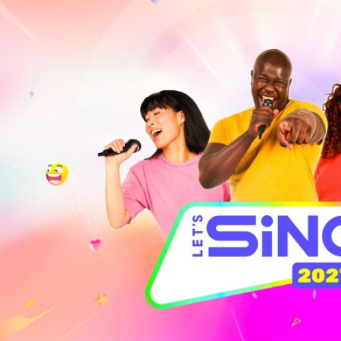 Arte promocional oficial del videojuego Let's Sing 2027. Muestra a tres jóvenes de distintas etnias cantando sonrientes sosteniendo micrófonos negros sobre un fondo rosa y violeta con destellos luminosos, notas musicales volando, emojis y el logotipo oficial "Let's Sing 2027" en colores blanco, azul y amarillo.