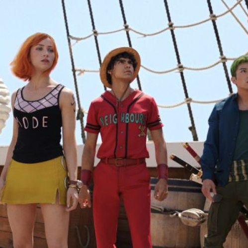 Personajes principales de One Piece en la cubierta de un barco mirando hacia el horizonte en escena de la serie live action.