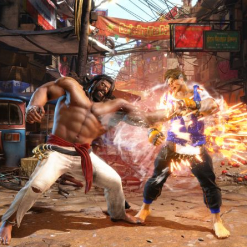 Captura de pantalla en alta resolución de Street Fighter 6 donde Arjun, un luchador indio de gran musculatura y cabello largo, conecta un poderoso golpe frontal cubierto de aura mística contra Luke en un escenario urbano de la India.