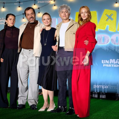 El elenco de la película Un mal partido posando en la alfombra de la conferencia de prensa con Sara Maldonado, Roberto Duarte, Ana Layevska, José Antonio Toledano y Loreto Peralta sonriendo frente al panel del evento.