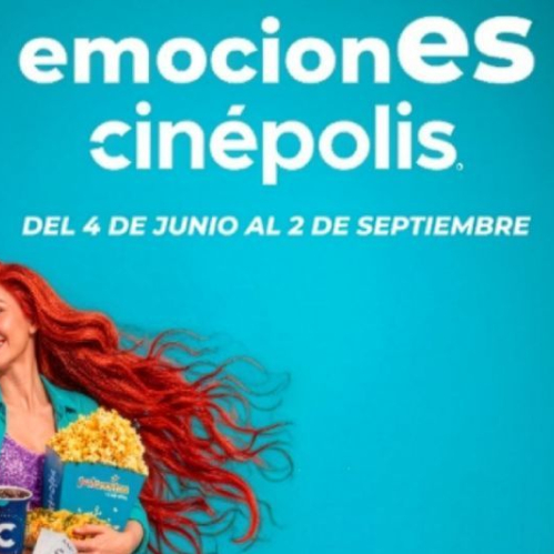 Persona caminando con productos de cine en un fondo colorido que alude a una campaña de verano.