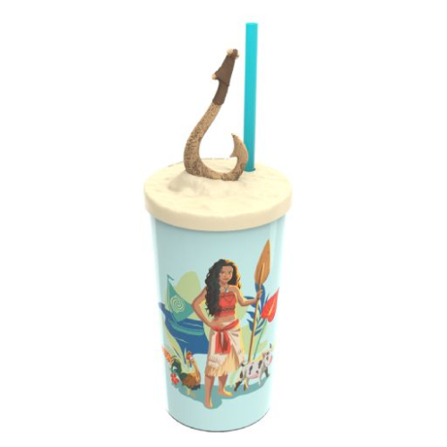 Vaso temático con arte de personajes de Moana, tapa texturizada y adorno decorativo.