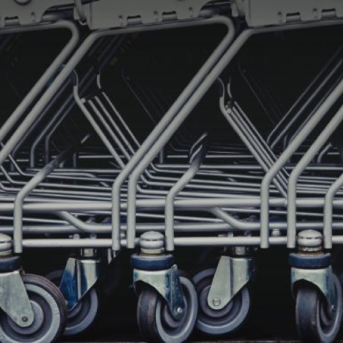 Carritos de supermercado alineados en un entorno oscuro con texto sobre preocupaciones de consumo en México.