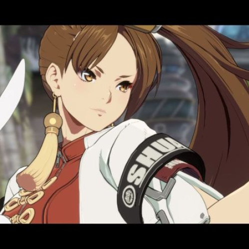 Personaje femenino de estilo anime sosteniendo un conejo blanco, con vestimenta roja y detalles dorados, en un entorno urbano estilizado.
