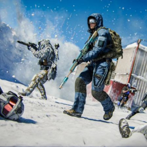 Escena de combate en un entorno nevado de Call of Duty Black Ops 7 con varios soldados en acción utilizando armamento táctico.