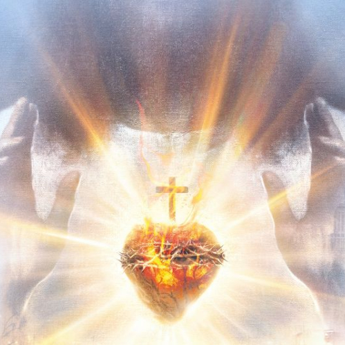 Póster oficial vertical cinematográfico con una multitud de personas en silueta en la parte inferior frente a un paisaje urbano de rascacielos. Desde el centro superior emanan rayos dorados de luz que rodean la figura de un Sagrado Corazón ardiendo rodeado de espinas y coronado por una cruz. De fondo, en tono translúcido, se observan el rostro y las manos levantadas de Jesús.