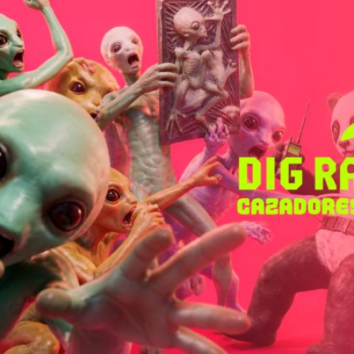 Un grupo de extraterrestres de color verde y azul rodea a un personaje disfrazado de oso panda que sostiene un pico sobre un fondo rosa brillante con el logotipo del juego.