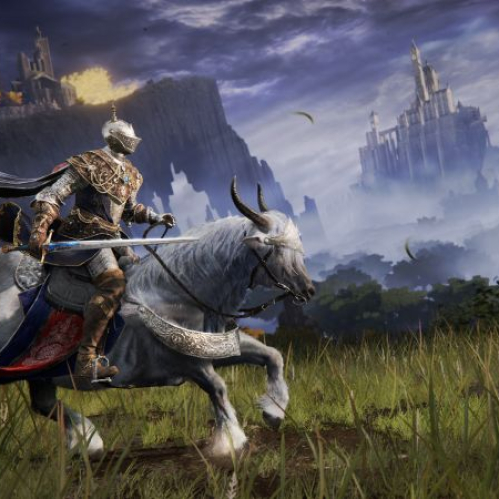 Captura oficial de ELDEN RING Tarnished Edition. Muestra a un Sinluz vistiendo una armadura ornada con capa sobre su montura espectral Torrent en un prado con hierba y flores amarillas. Al fondo se aprecia el imponente castillo flotante de Raya Lucaria entre la bruma y colinas bajo un cielo atardecido.