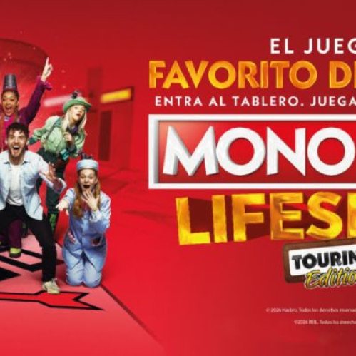 Promocional sobre fondo rojo de la atracción MONOPOLY LIFESIZED Touring Edition que muestra a un grupo de personas sonrientes corriendo sobre una casilla de tablero gigante, junto al logotipo oficial y el texto de la experiencia inmersiva.