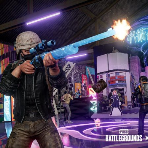 Un jugador equipado con casco y rifle de francotirador apunta en un escenario urbano decorado con vallas publicitarias, luces de neón y personajes en tamaño real del anime Jujutsu Kaisen.