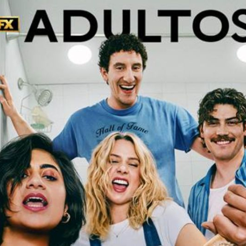 Afiche promocional de la serie Adultos de FX en encuadre picado dentro de un baño blanco. En la parte superior sobresale el logo de la serie en letras negras junto al emblema de FX. En primer plano y sonriendo de forma espontánea aparecen Issa (Amita Rao), Billie (Lucy Freyer) con cabello rubio, Samir (Malik Elassal) al fondo con camiseta azul y Paul (Jack Innanen) a la derecha vistiendo una camisa azul a rayas.