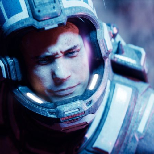 Primer plano de un astronauta con casco iluminado en un entorno rocoso y oscuro, con luces azuladas y púrpuras reflejadas en el visor.