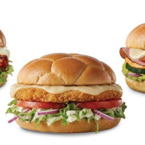 Fotografía publicitaria sobre fondo blanco de los tres sándwiches "Golazo" de Subway, preparados en pan redondo con textura esculpida de balón de fútbol. De izquierda a derecha se muestran las versiones de Costillitas BBQ, Milanesa de Pollo y Jamón y Queso con Guacamole con sus respectivos ingredientes visibles.
