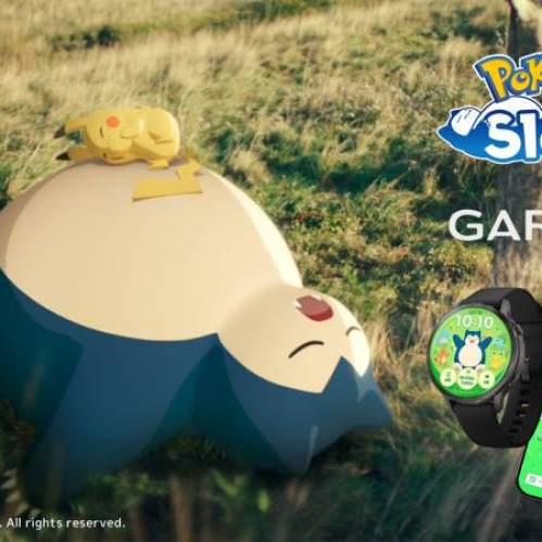 Escena con Snorlax y Pikachu descansando sobre el pasto junto a un reloj inteligente y un telefono que muestran interfaces temáticas de Pokémon Sleep.