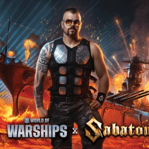 Arte promocional con un integrante de Sabaton en un entorno bélico rodeado de barcos, fuego y aeronaves, acompañado del logotipo de la colaboración entre World of Warships y la banda.