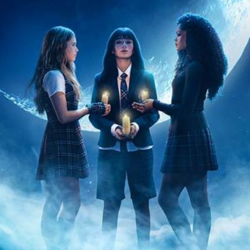 Afiche promocional de la serie Coven Academy: El secreto de las brujas. En el centro destacan tres estudiantes adolescentes portando uniformes escolares oscuros tipo escocés con sacos y faldas a cuadros. Cada una sostiene una vela encendida en sus manos mientras forman un triángulo sobre un fondo azul nocturno dominado por una luna llena brillante y niebla mágica a su alrededor.