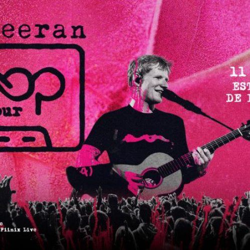 Artista en el escenario con guitarra frente a una multitud, con una estética visual en tonos rosados y rojos.